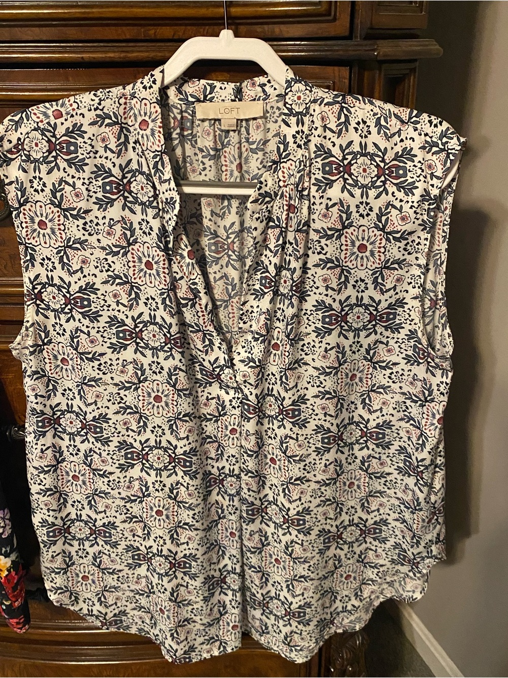 LOFT Women's Sleeveless Floral Print V-Neck Blouse Top